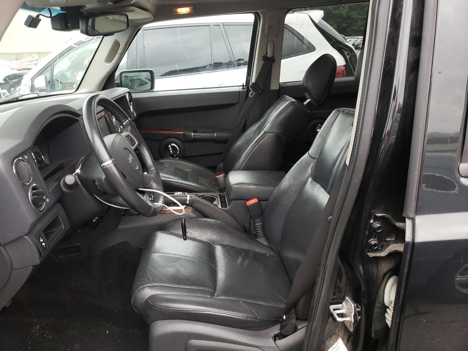 Photo 5 from auction – 2010 JEEP COMMANDER with VIN 1J4RG5GT4AC158352