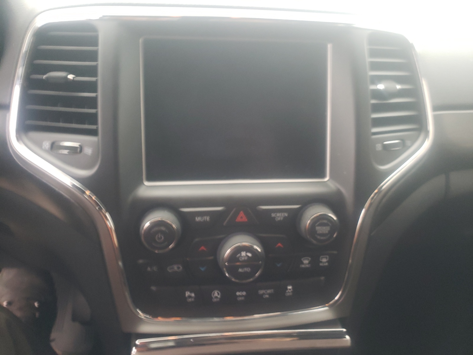 Photo 9 from auction – 2018 JEEP GRAND CHER with VIN 1C4RJFAG8JC444021