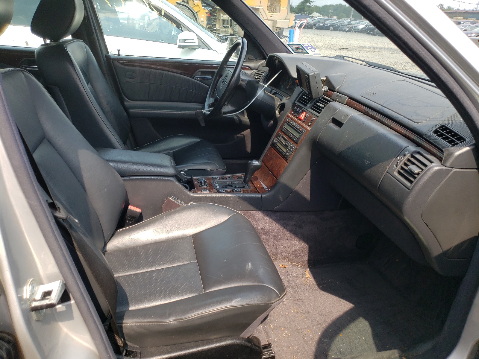 Photo 5 from auction – 1998 MERCEDES-BENZ E 430 with VIN WDBJF70F0WA502461