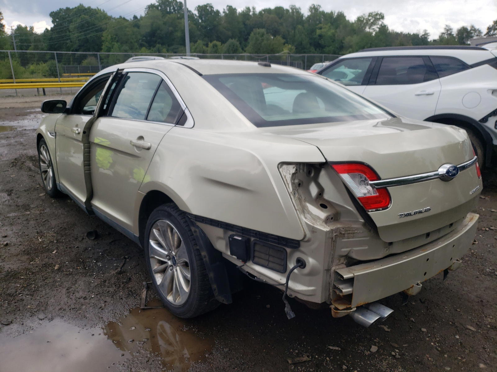 Photo 3 from auction – 2011 FORD TAURUS LIM with VIN 1FAHP2FW7BG131044