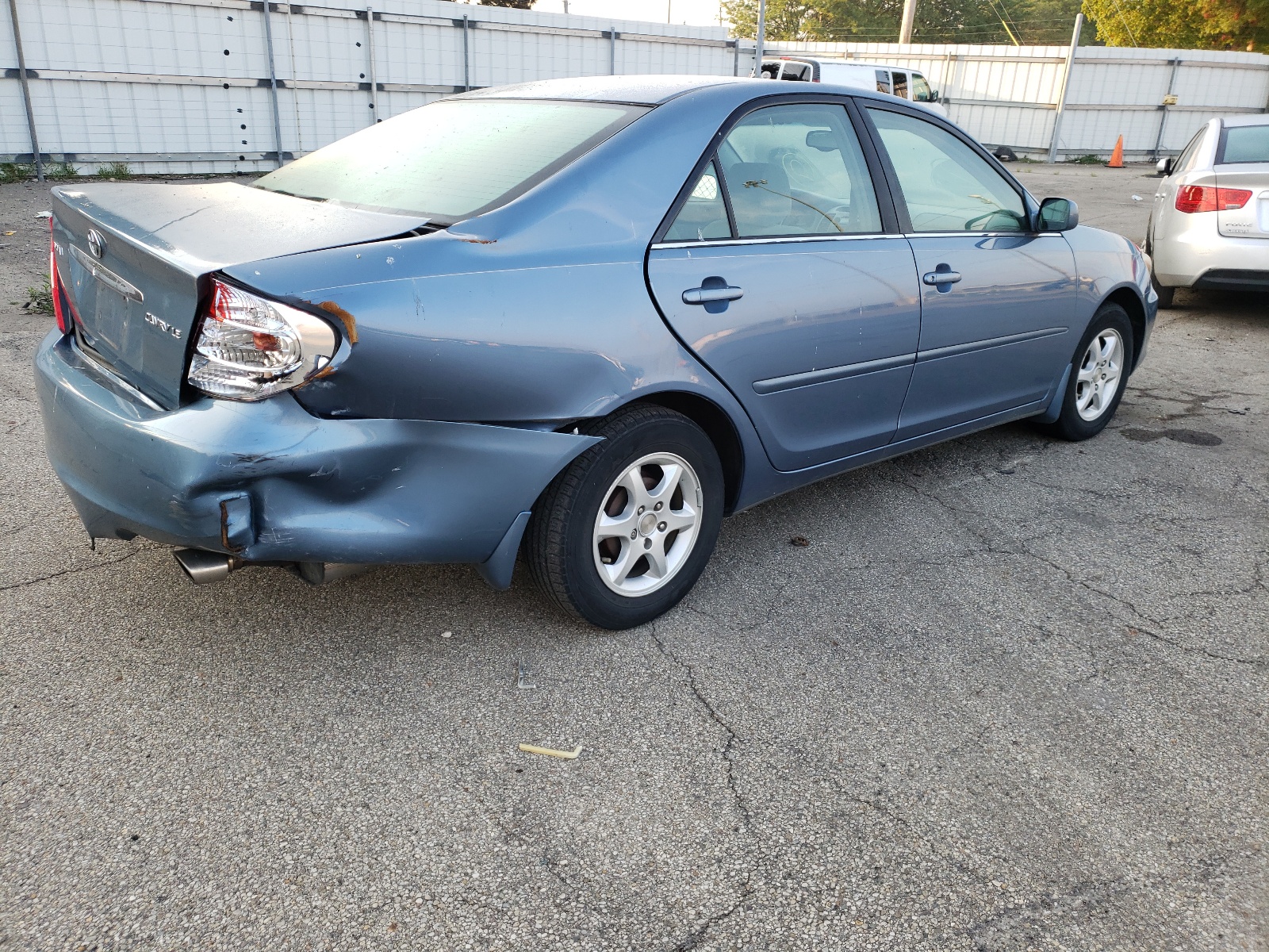 Photo 4 from auction – 2004 TOYOTA CAMRY LE with VIN 4T1BE32K04U883795