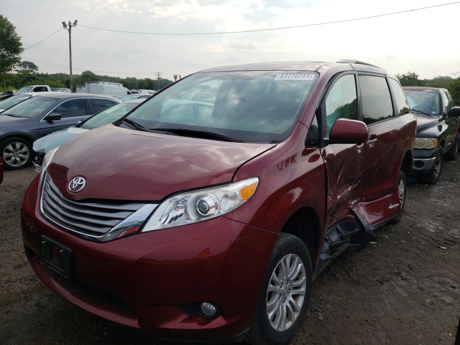 Photo 2 from auction – 2017 TOYOTA SIENNA XLE with VIN 5TDYZ3DC0HS842988