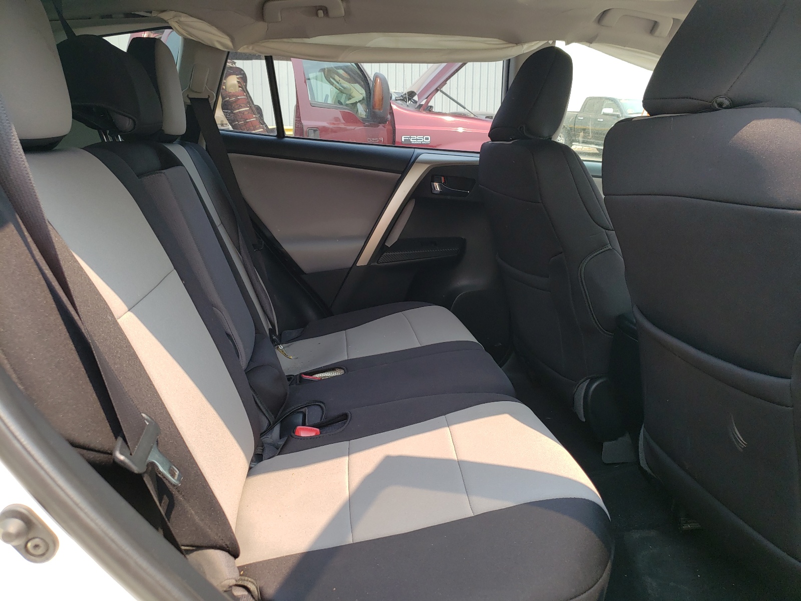 Photo 6 from auction – 2015 TOYOTA RAV4 XLE with VIN JTMRFREV5FJ046831