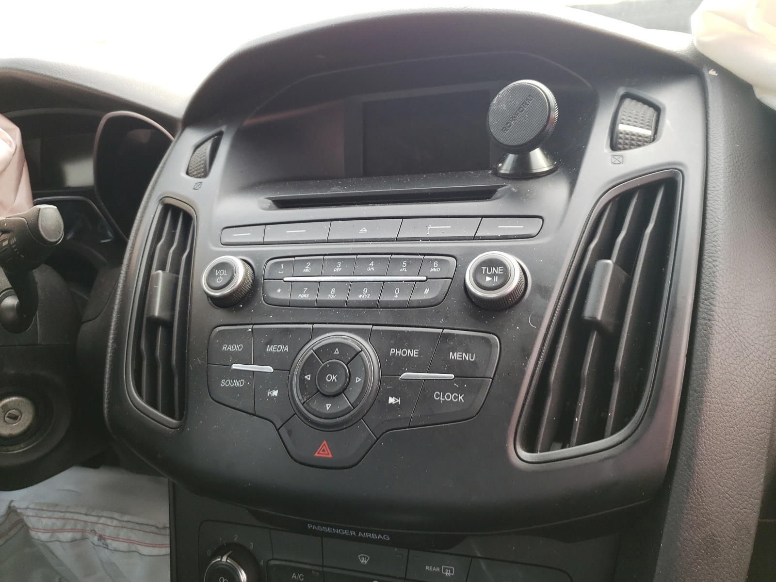 Photo 9 from auction – 2015 FORD FOCUS SE with VIN 1FADP3F24FL259997