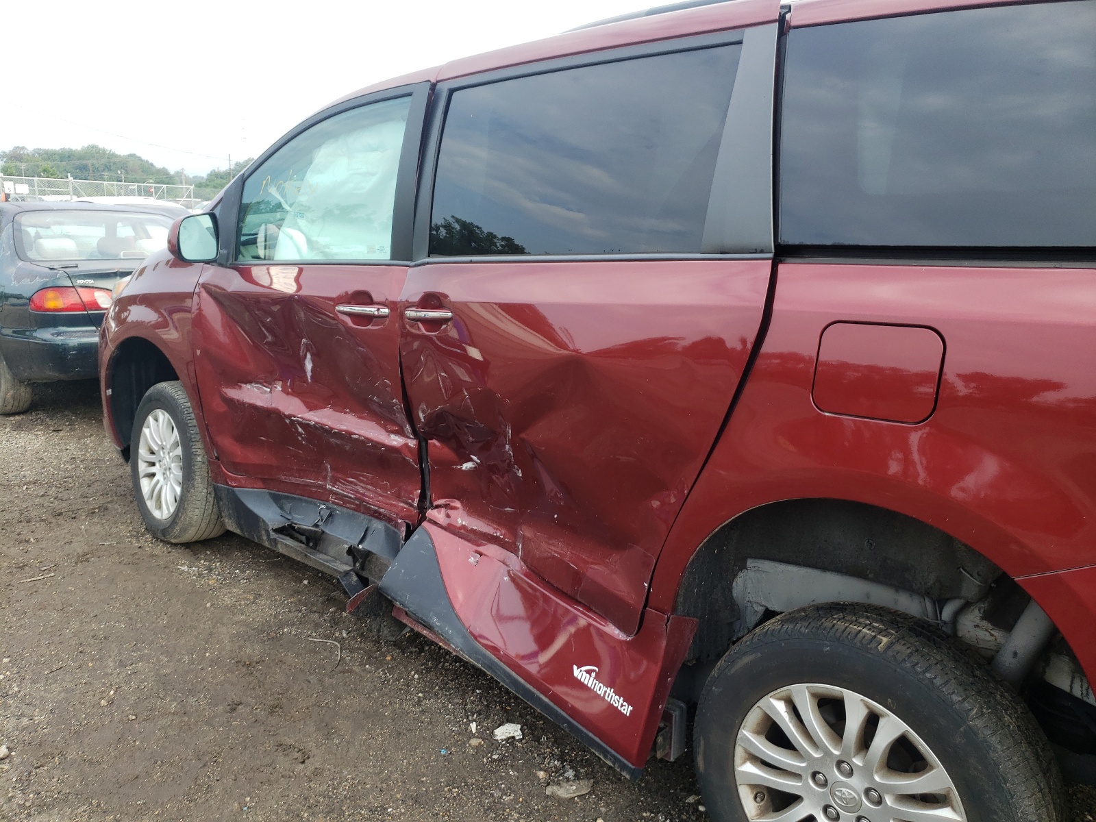 Photo 9 from auction – 2017 TOYOTA SIENNA XLE with VIN 5TDYZ3DC0HS842988