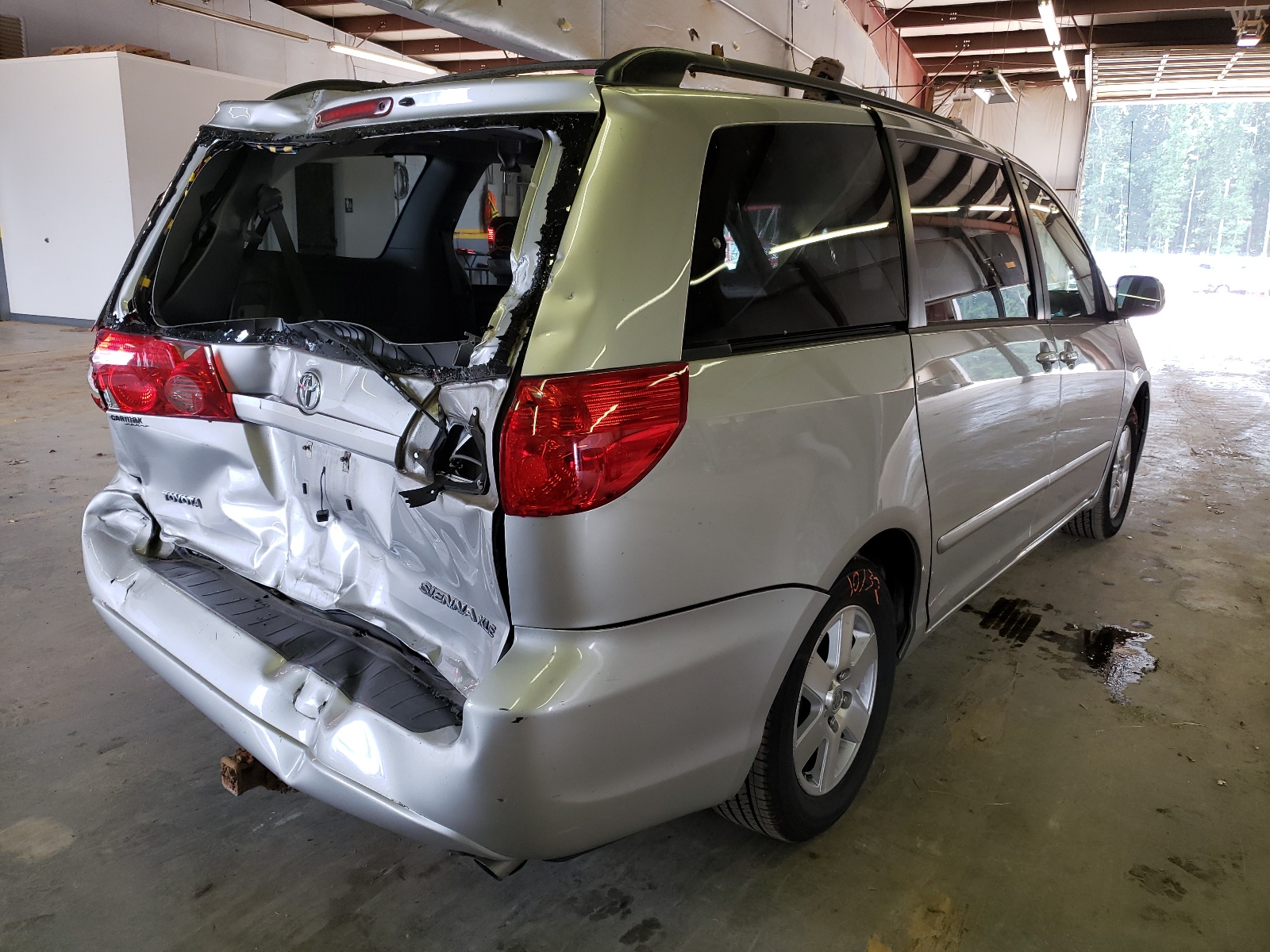 Photo 4 from auction – 2010 TOYOTA SIENNA XLE with VIN 5TDYK4CC7AS313166