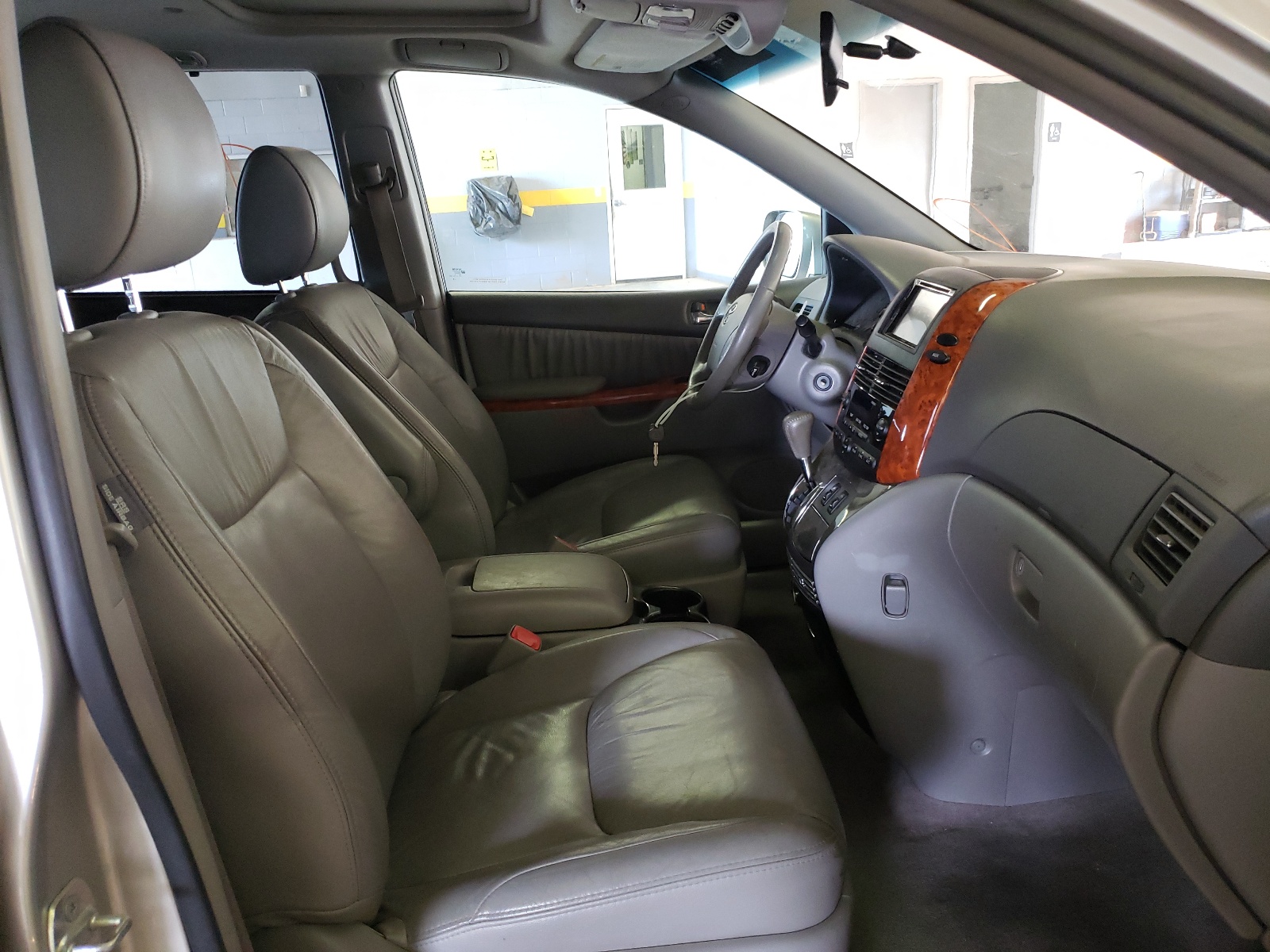 Photo 5 from auction – 2010 TOYOTA SIENNA XLE with VIN 5TDYK4CC7AS313166