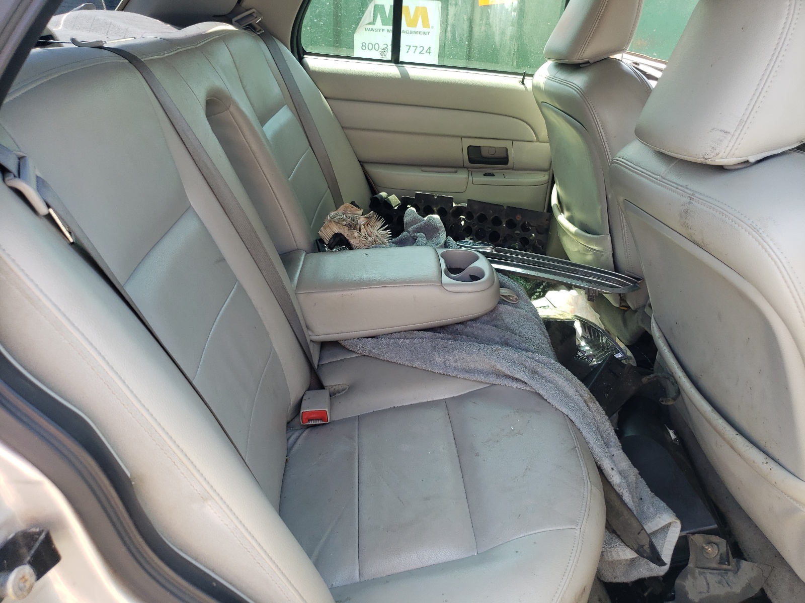 Photo 6 from auction – 2004 FORD CROWN VICT with VIN 2FAFP74W24X151190