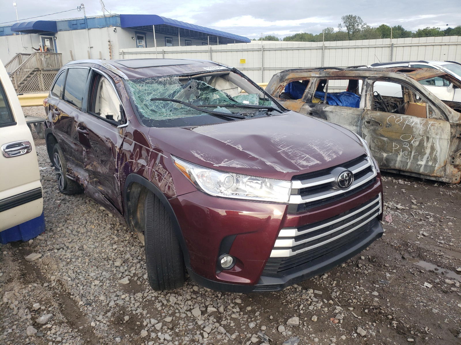 TOYOTA HIGHLANDER 2017 with VIN 5TDKZRFH4HS221173 - Photo from auction