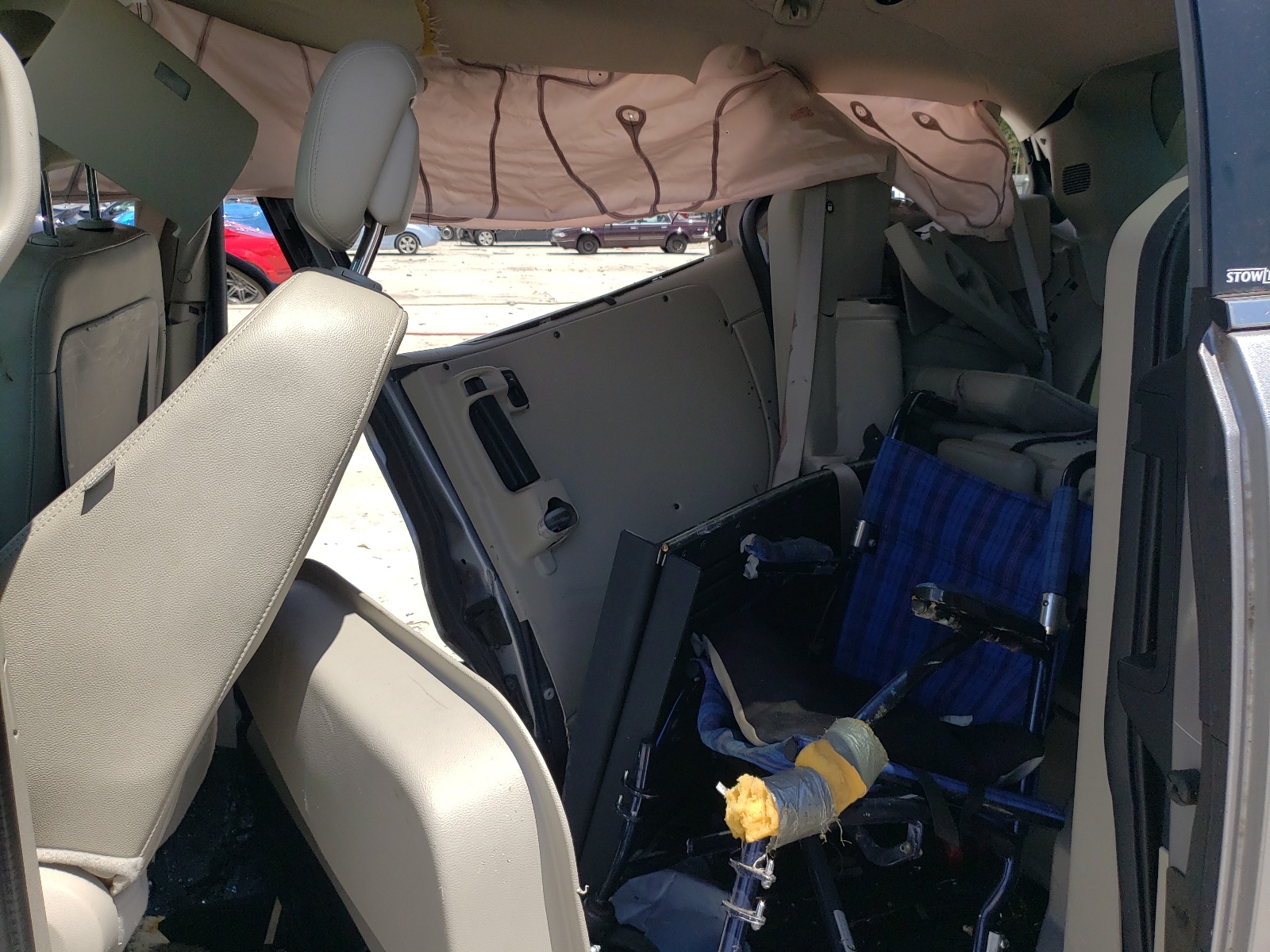 Photo 6 from auction – 2014 CHRYSLER TOWN & COU with VIN 2C4RC1CG7ER164775