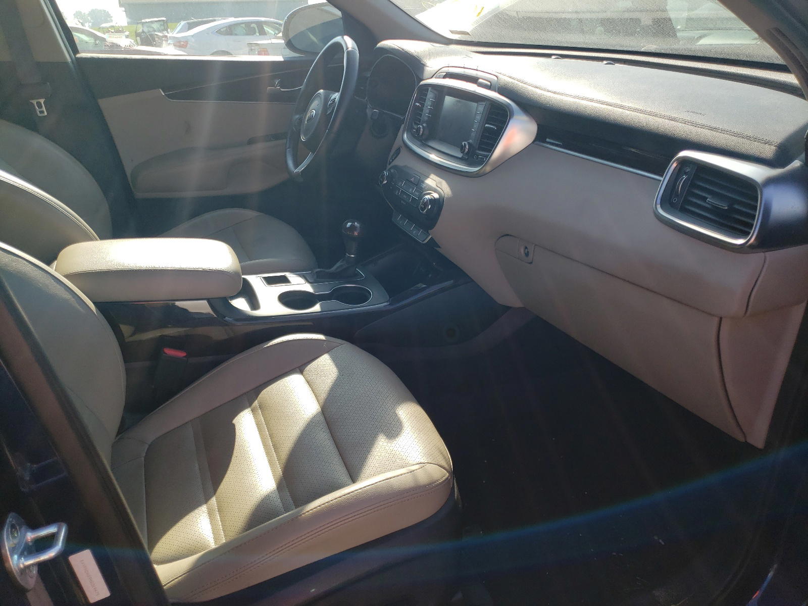 Photo 5 from auction – 2017 KIA SORENTO EX with VIN 5XYPHDA59HG319475