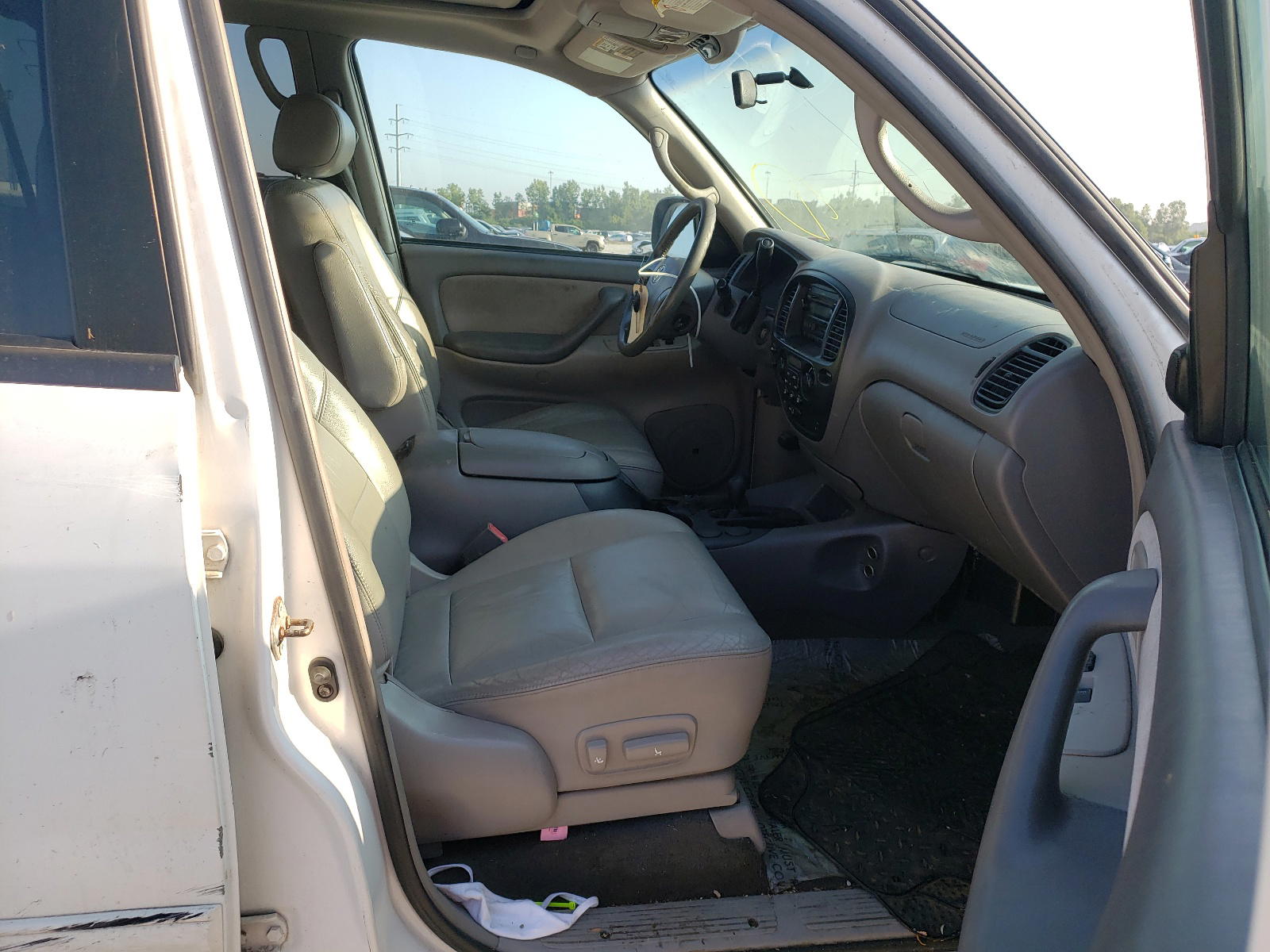 Photo 5 from auction – 2004 TOYOTA SEQUOIA SR with VIN 5TDBT44A34S227955