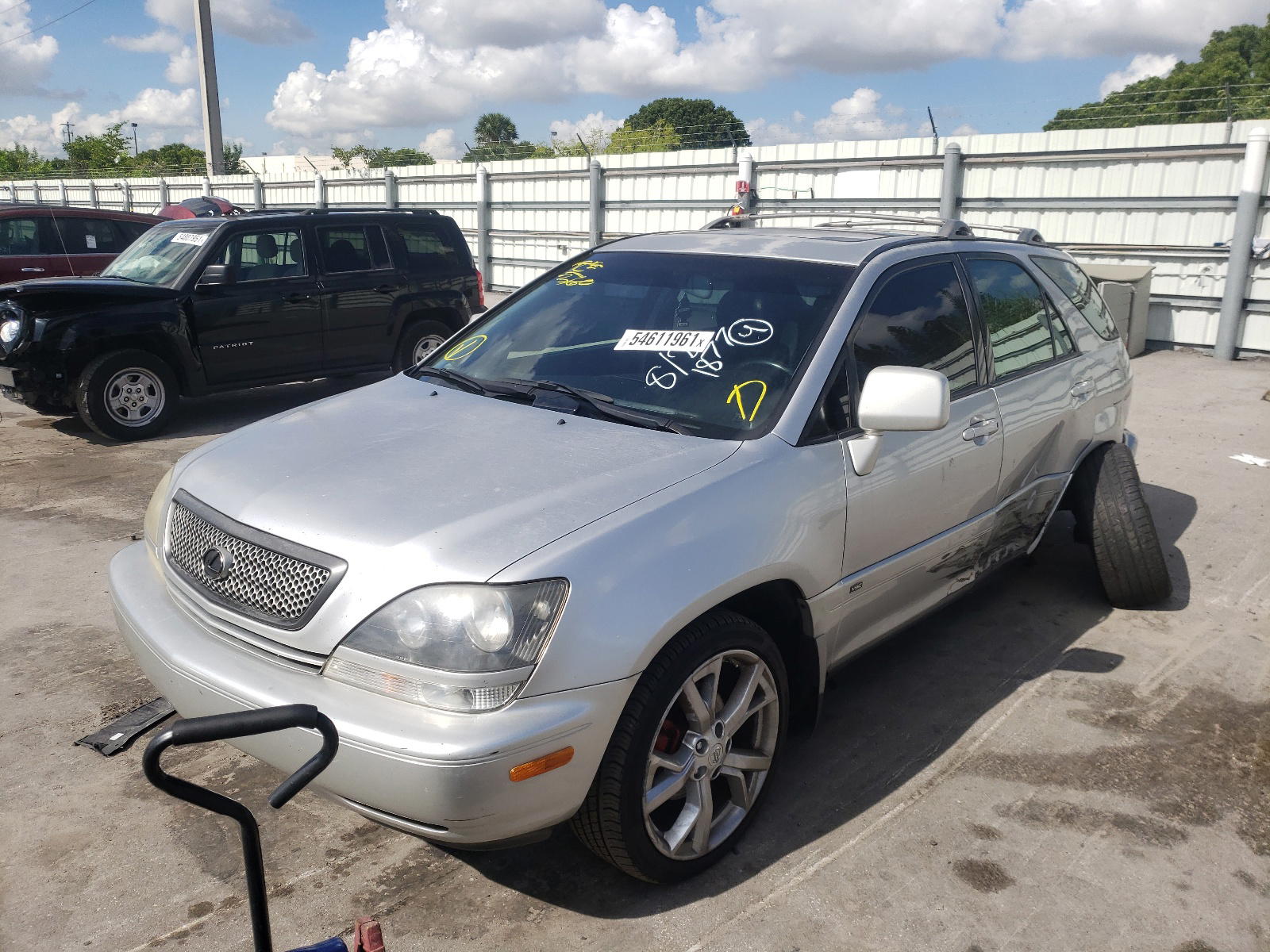 Photo 2 from auction – 2001 LEXUS RX 300 with VIN JTJGF10U010111877