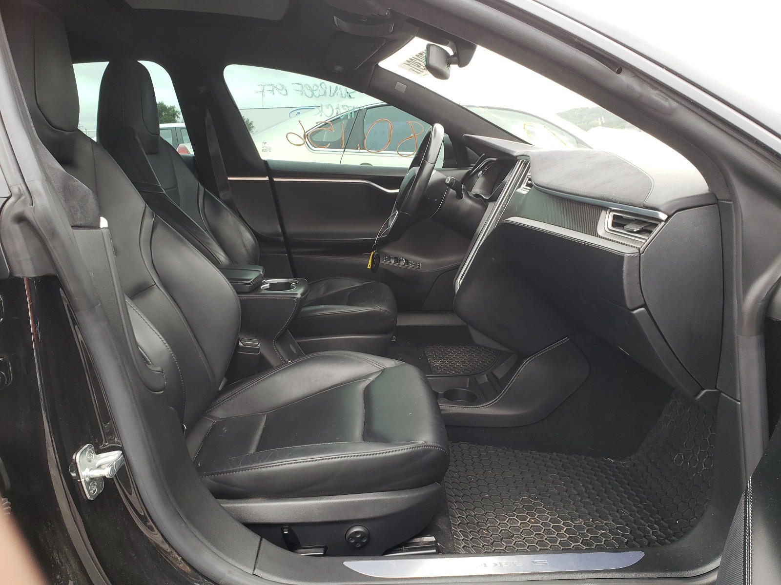 Photo 5 from auction – 2015 TESLA MODEL S with VIN 5YJSA1E28FF112349