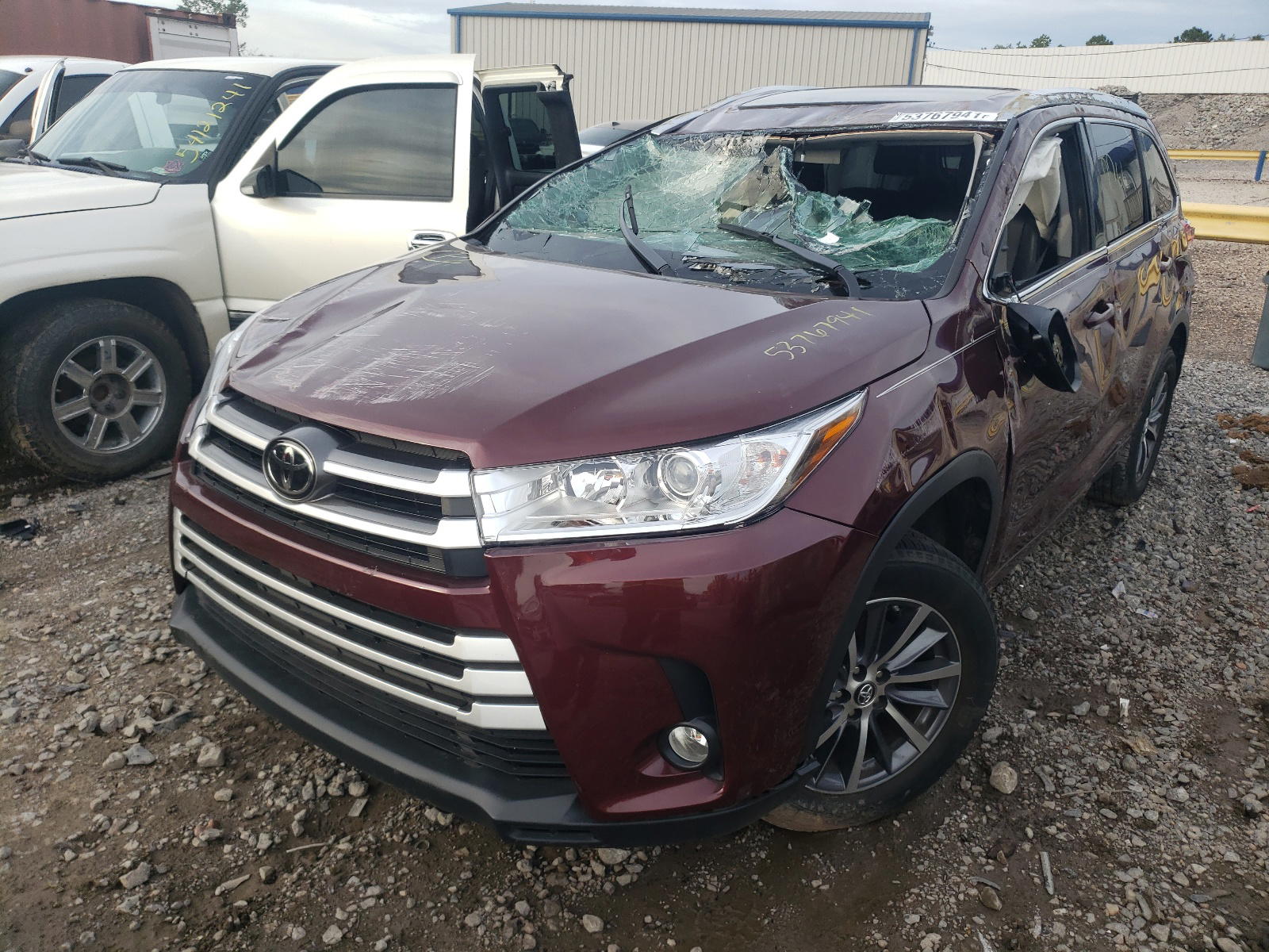 Photo 2 from auction – 2017 TOYOTA HIGHLANDER with VIN 5TDKZRFH4HS221173