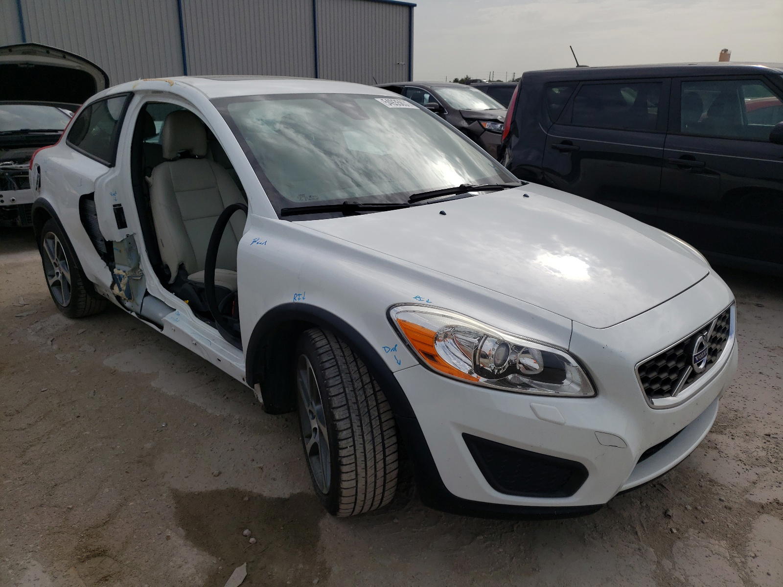 Photo 14 from auction – 2013 VOLVO C30 T5 with VIN YV1672MK2D2307512