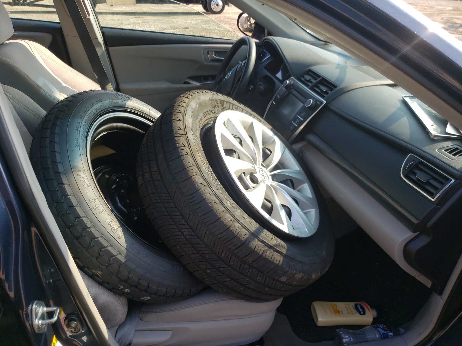 Photo 5 from auction – 2016 TOYOTA CAMRY HYBR with VIN 4T1BD1FK9GU179357