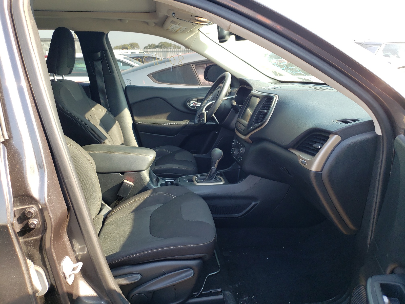 Photo 5 from auction – 2015 JEEP CHEROKEE L with VIN 1C4PJLCB0FW723119