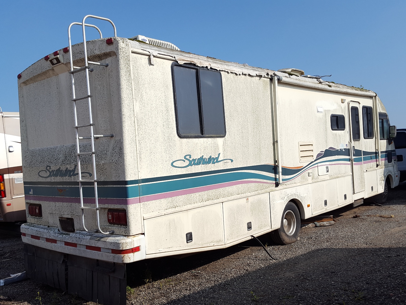 Photo 4 from auction – 1995 FLEETWOOD SOUTHWIND with VIN 3FCMF53G3RJB10039