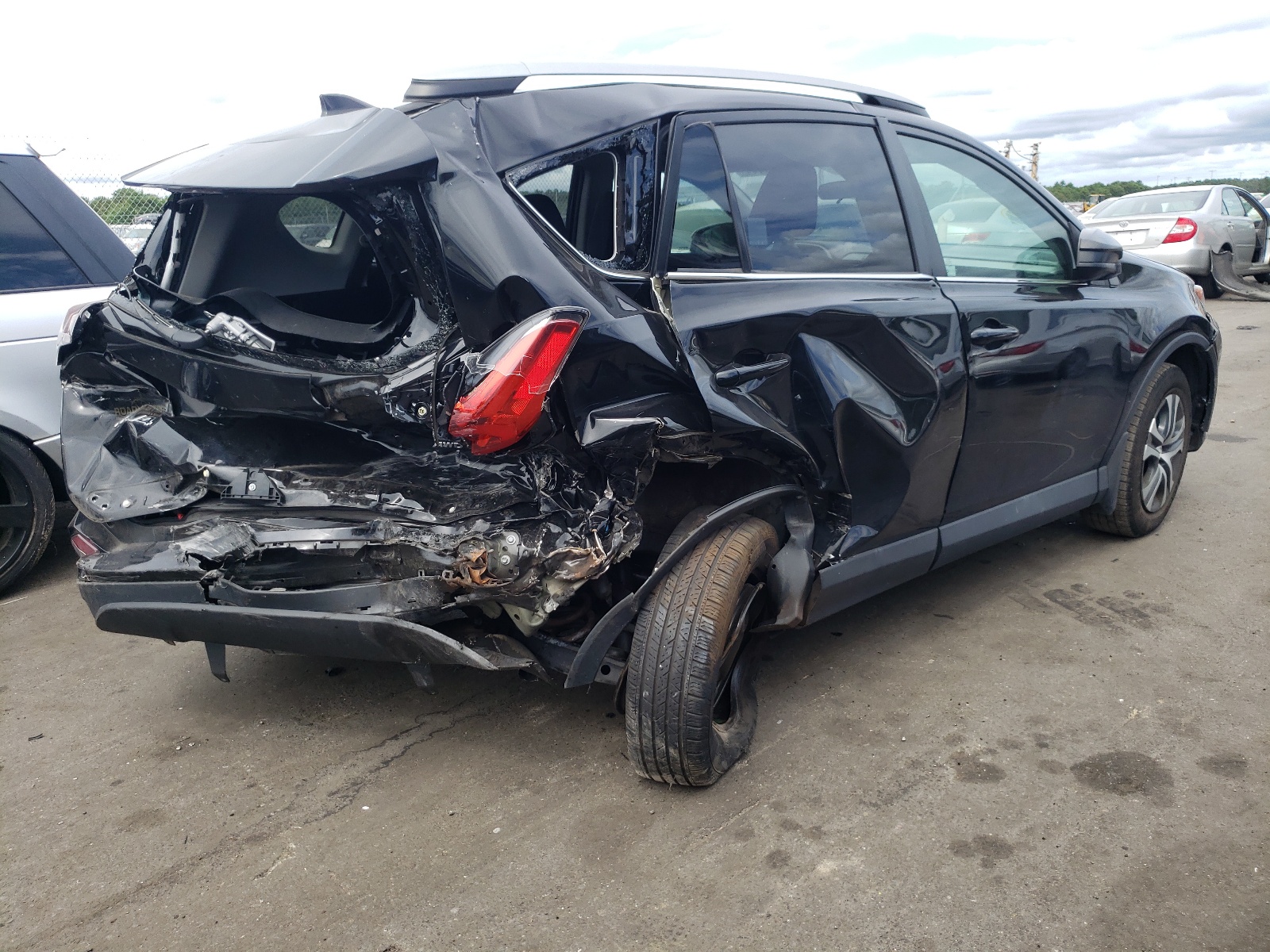 Photo 4 from auction – 2018 TOYOTA RAV4 LE with VIN 2T3BFREV8JW805774