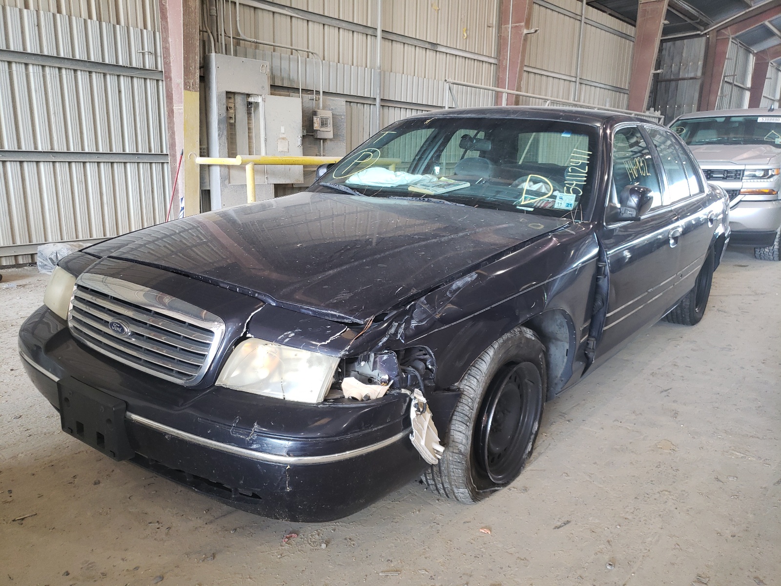 Photo 2 from auction – 1999 FORD CROWN VICT with VIN 2FAFP73W9XX154514