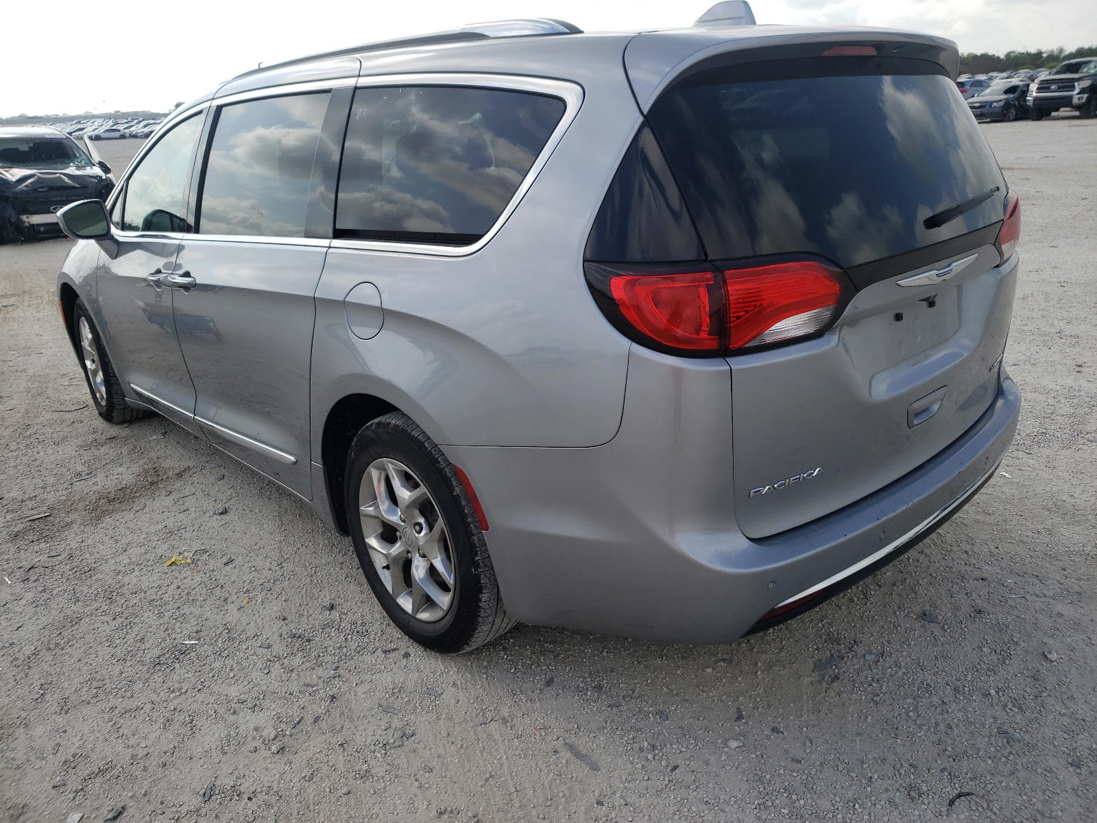 Photo 3 from auction – 2018 CHRYSLER PACIFICA L with VIN 2C4RC1GGXJR272506