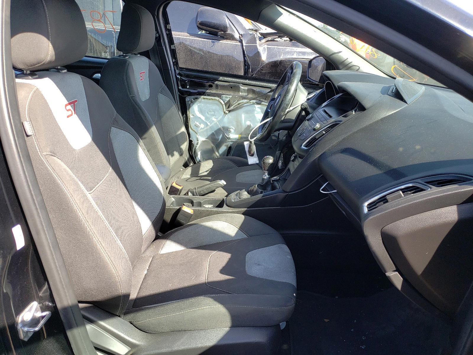 Photo 5 from auction – 2016 FORD FOCUS ST with VIN 1FADP3L92GL282682