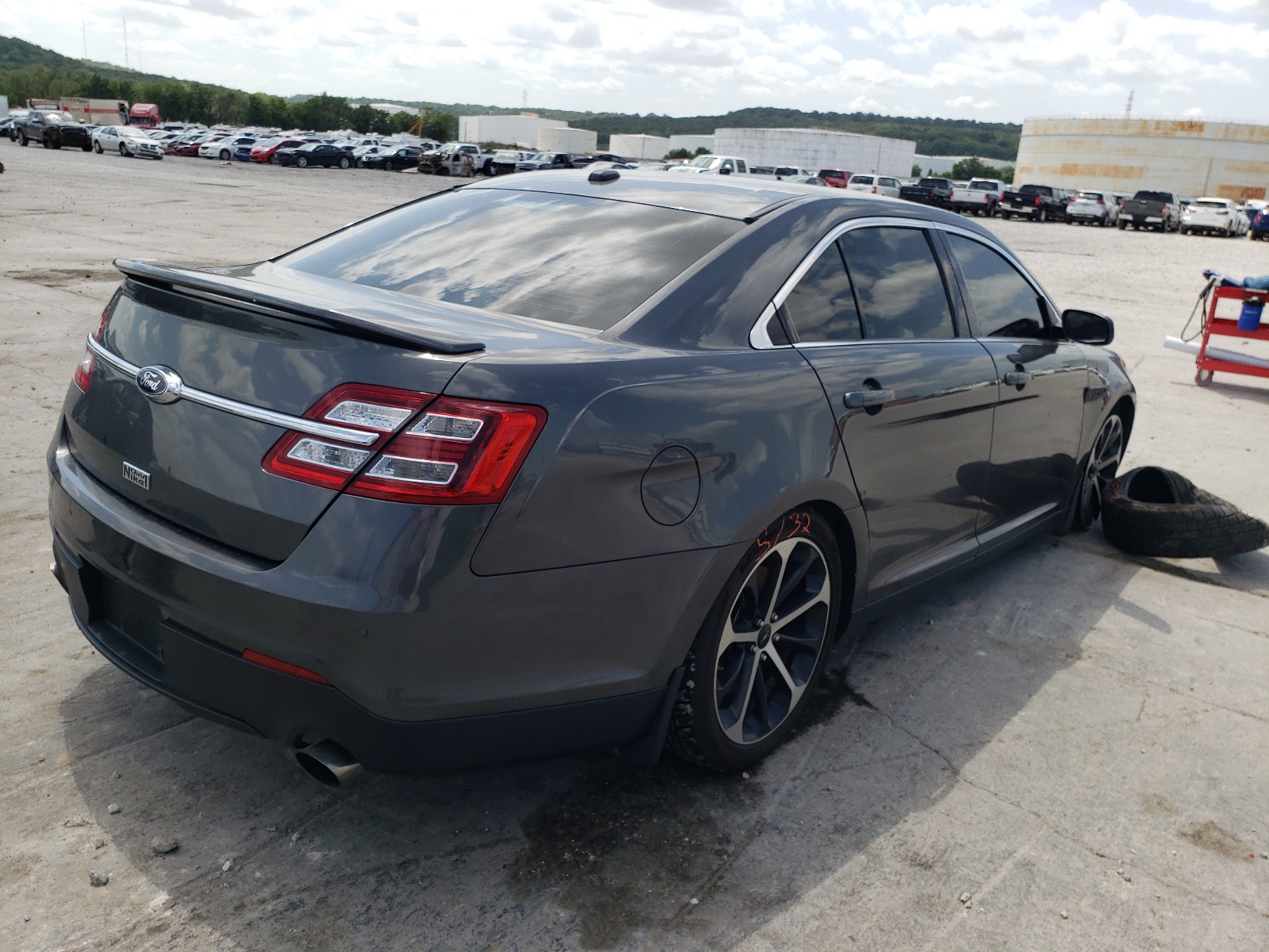 Zdjęcie 4 z aukcji – 2016 FORD TAURUS SHO z VIN 1FAHP2KT3GG129276