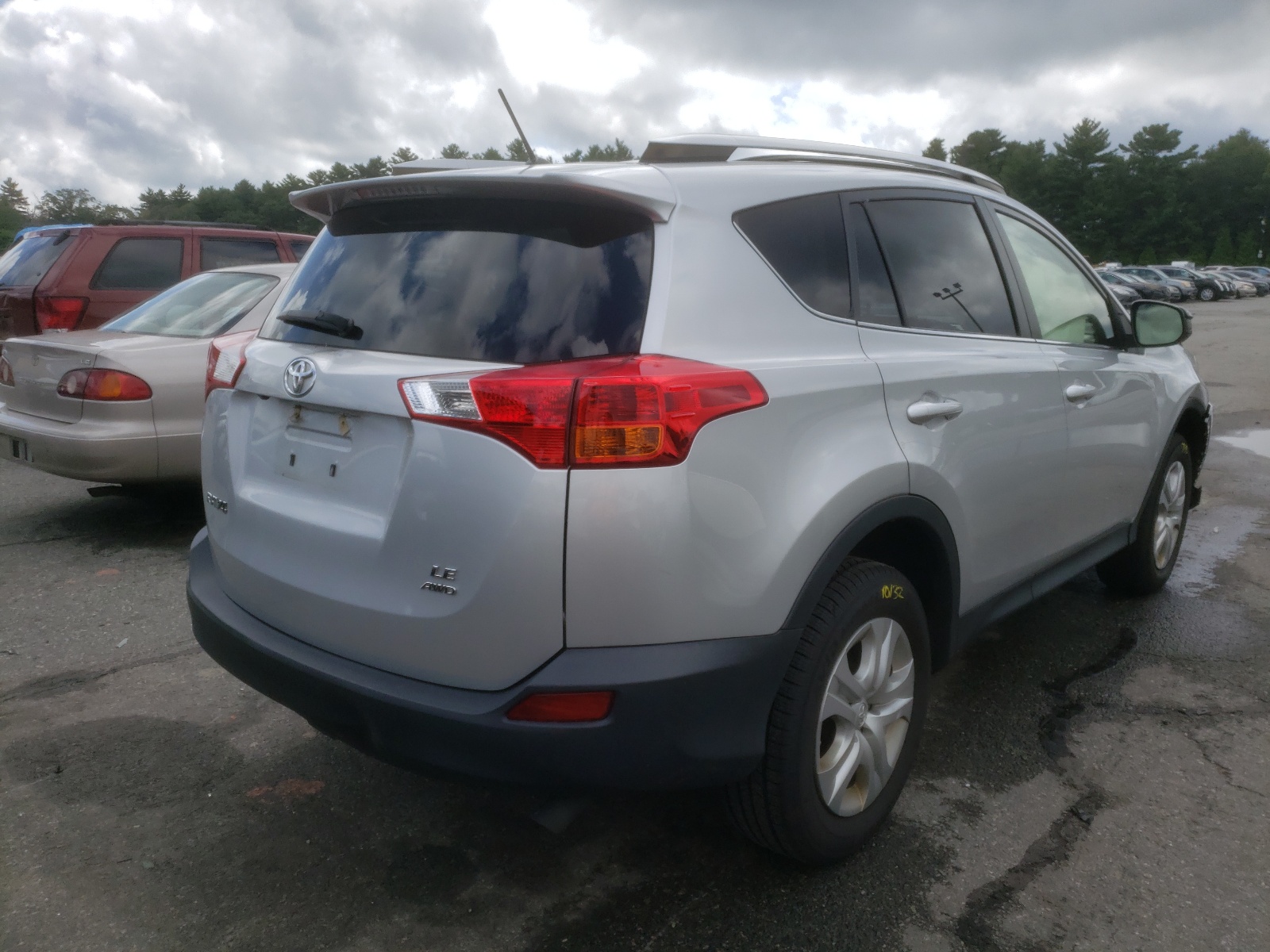 Photo 4 from auction – 2015 TOYOTA RAV4 LE with VIN JTMBFREV8FJ028051