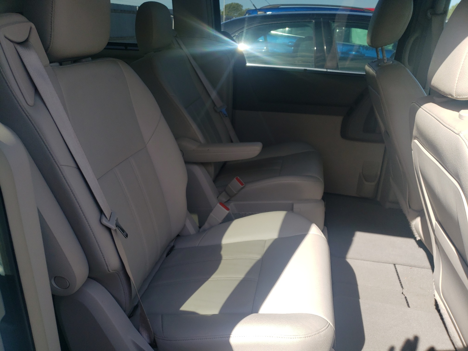 Photo 6 from auction – 2008 CHRYSLER TOWN & COU with VIN 2A8HR54P78R673133