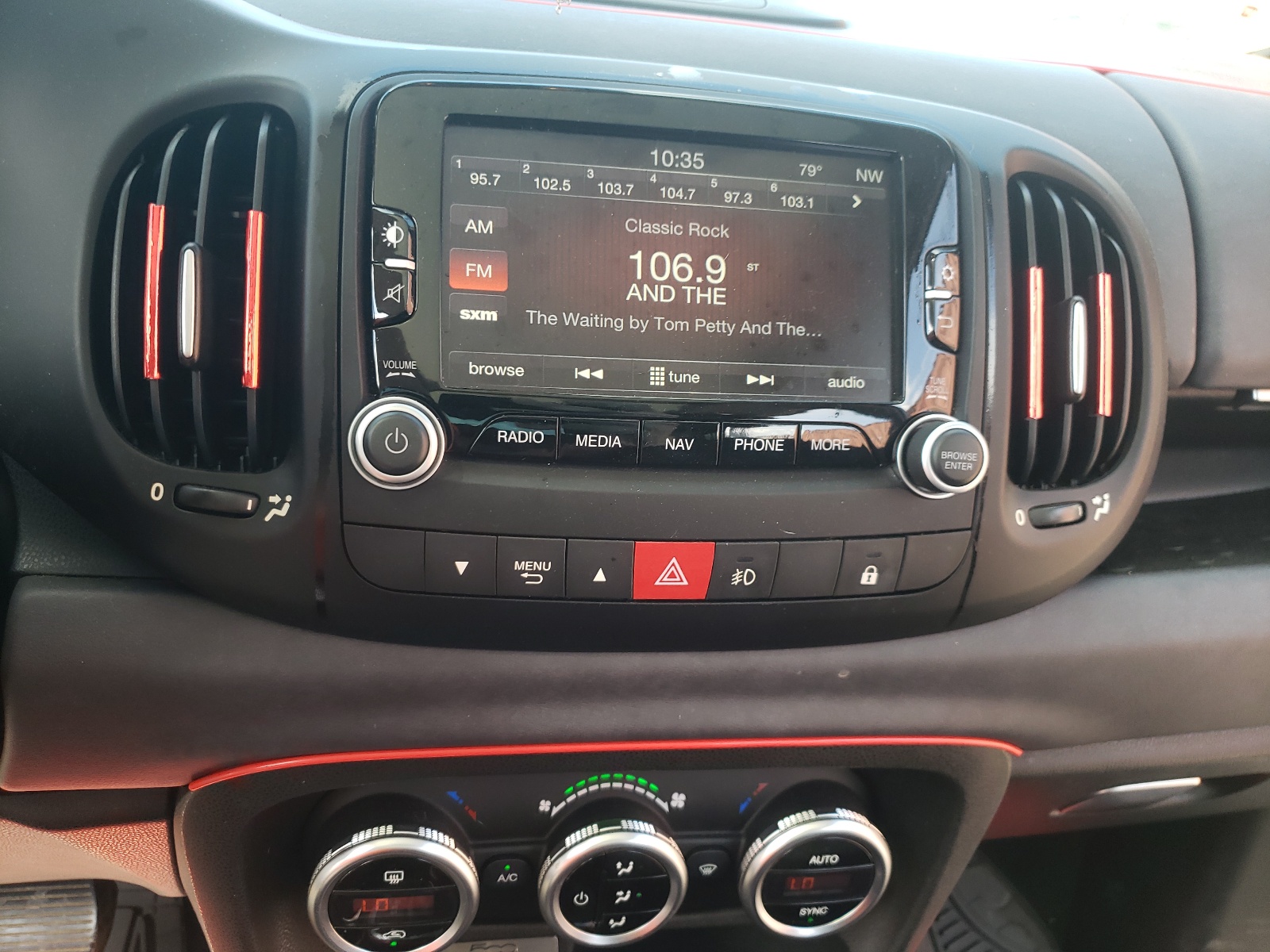 Photo 9 from auction – 2017 FIAT 500L TREKK with VIN ZFBCFADH5HZ039047