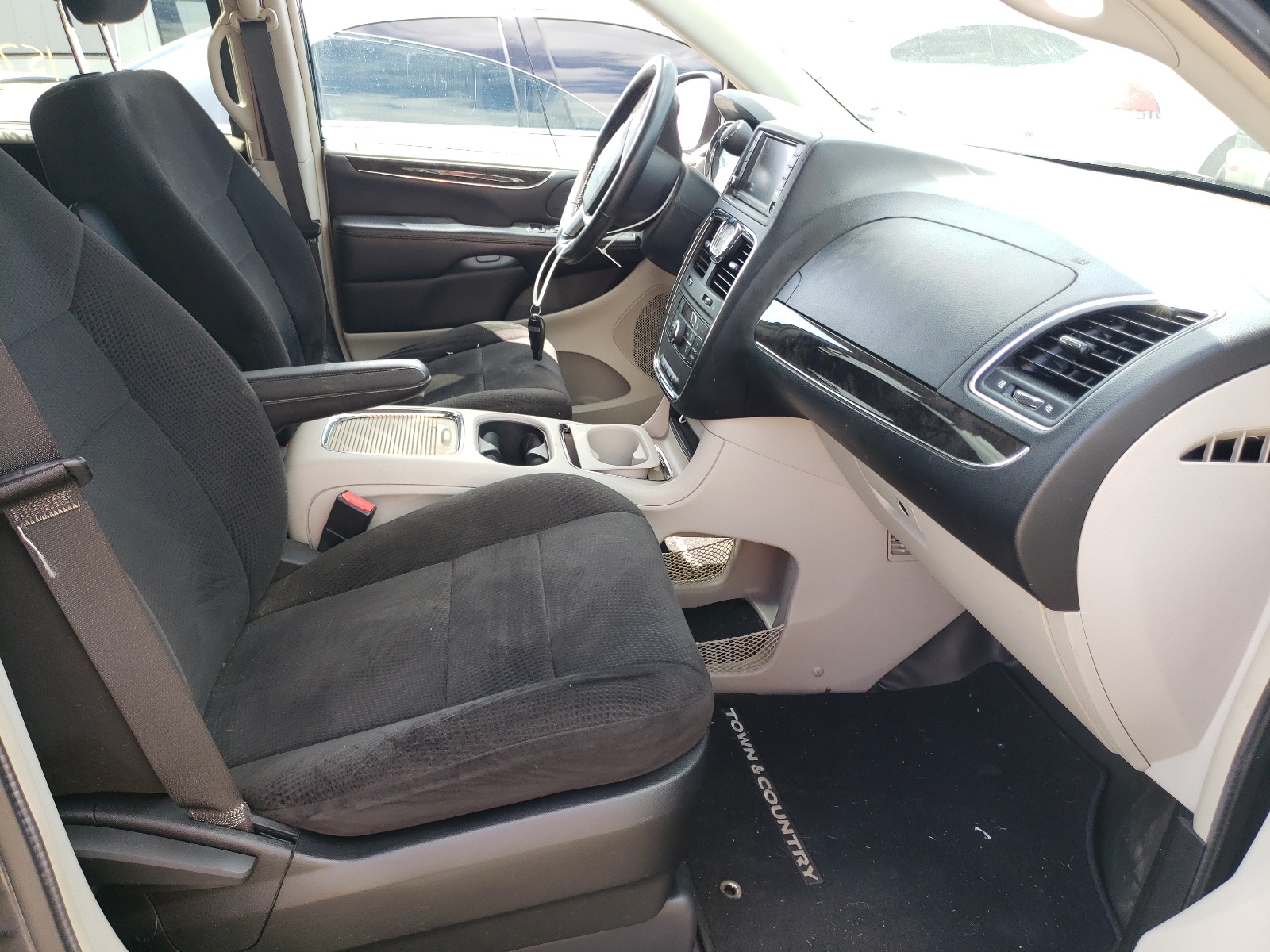 Photo 5 from auction – 2013 CHRYSLER TOWN & COU with VIN 2C4RC1BG0DR675728