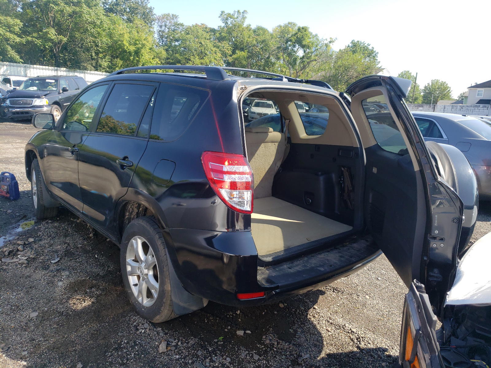 Photo 3 from auction – 2011 TOYOTA RAV4 with VIN 2T3BF4DV8BW116582