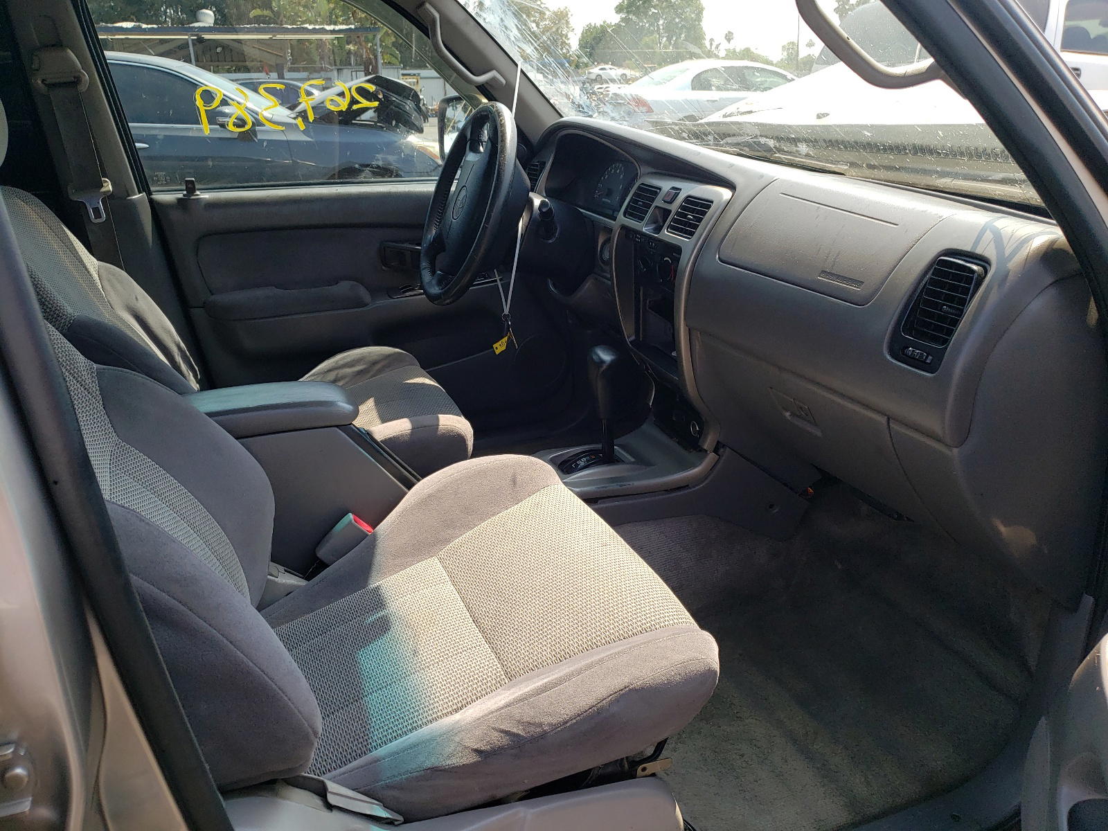 Photo 5 from auction – 2002 TOYOTA 4RUNNER SR with VIN JT3GN86R220257186