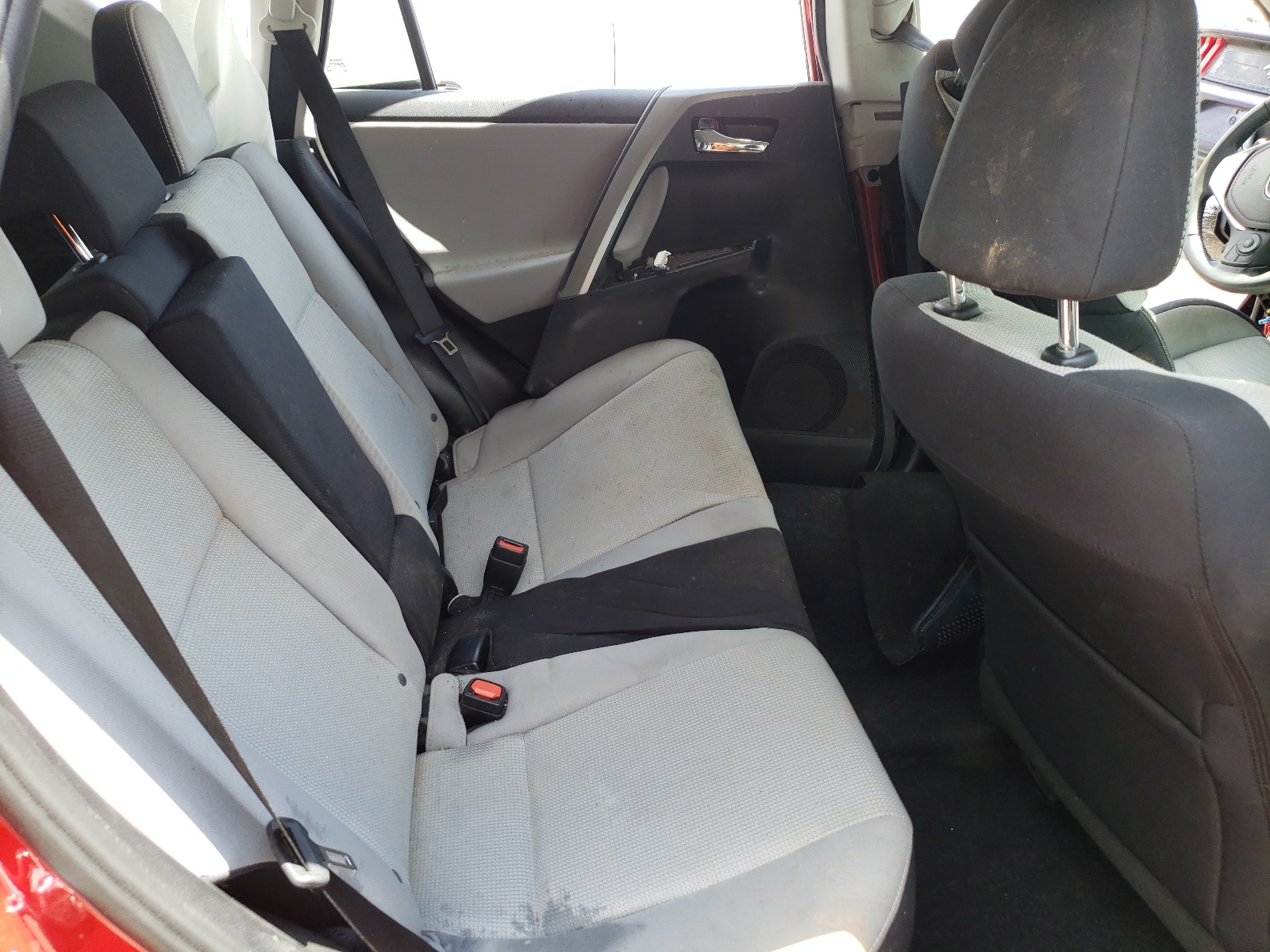 Photo 6 from auction – 2016 TOYOTA RAV4 XLE with VIN 2T3RFREV4GW468902