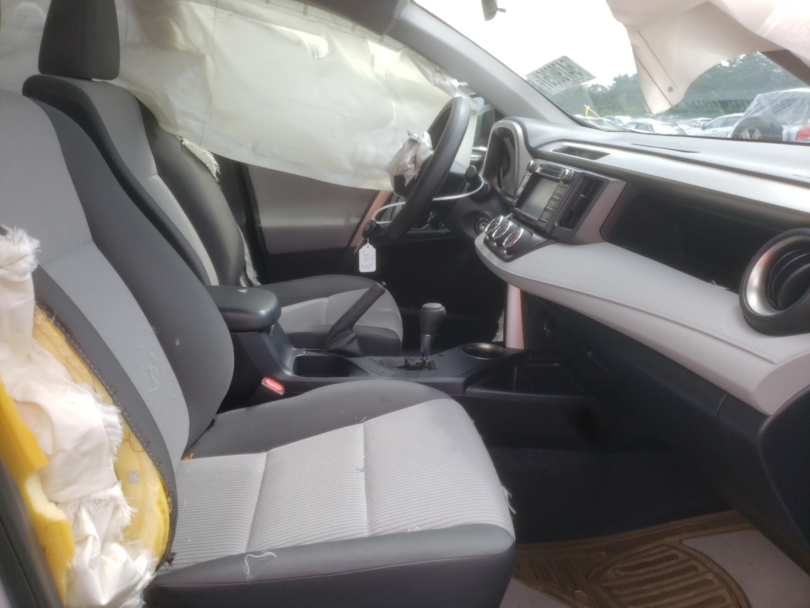 Photo 5 from auction – 2015 TOYOTA RAV4 LE with VIN JTMBFREV8FJ028051