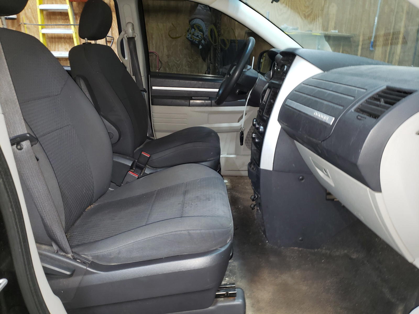 Photo 5 from auction – 2010 DODGE GRAND CARA with VIN 2D4RN4DE2AR101041