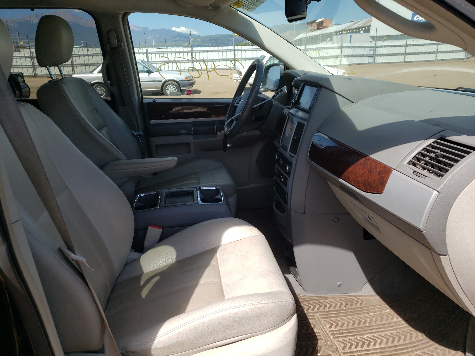 Photo 5 from auction – 2010 CHRYSLER TOWN & COU with VIN 2A4RR5DX0AR141024