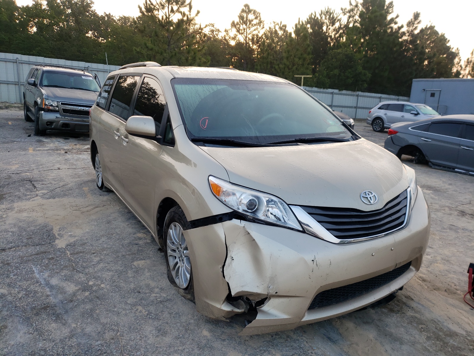 TOYOTA SIENNA XLE 2014 مع رقم تعريف المركبة 5TDYK3DCXES484735 - صورة من المزاد