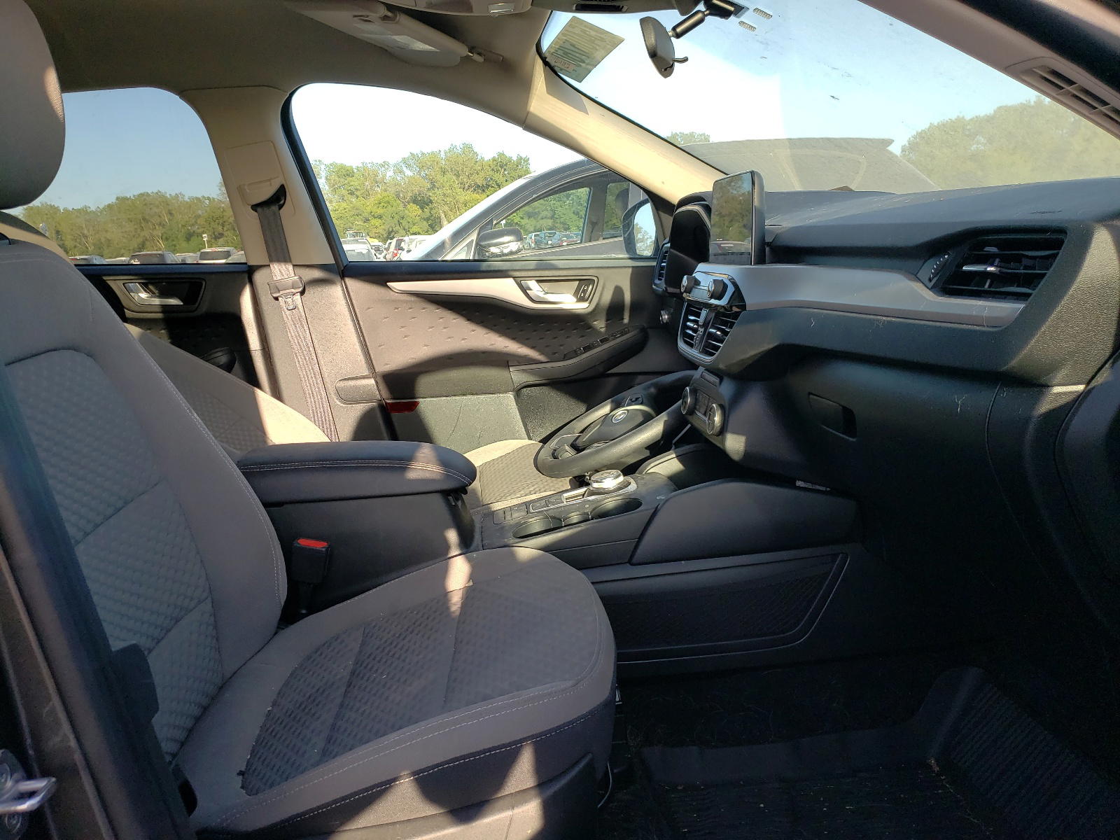 Photo 5 from auction – 2020 FORD ESCAPE SE with VIN 1FMCU0G60LUA13917