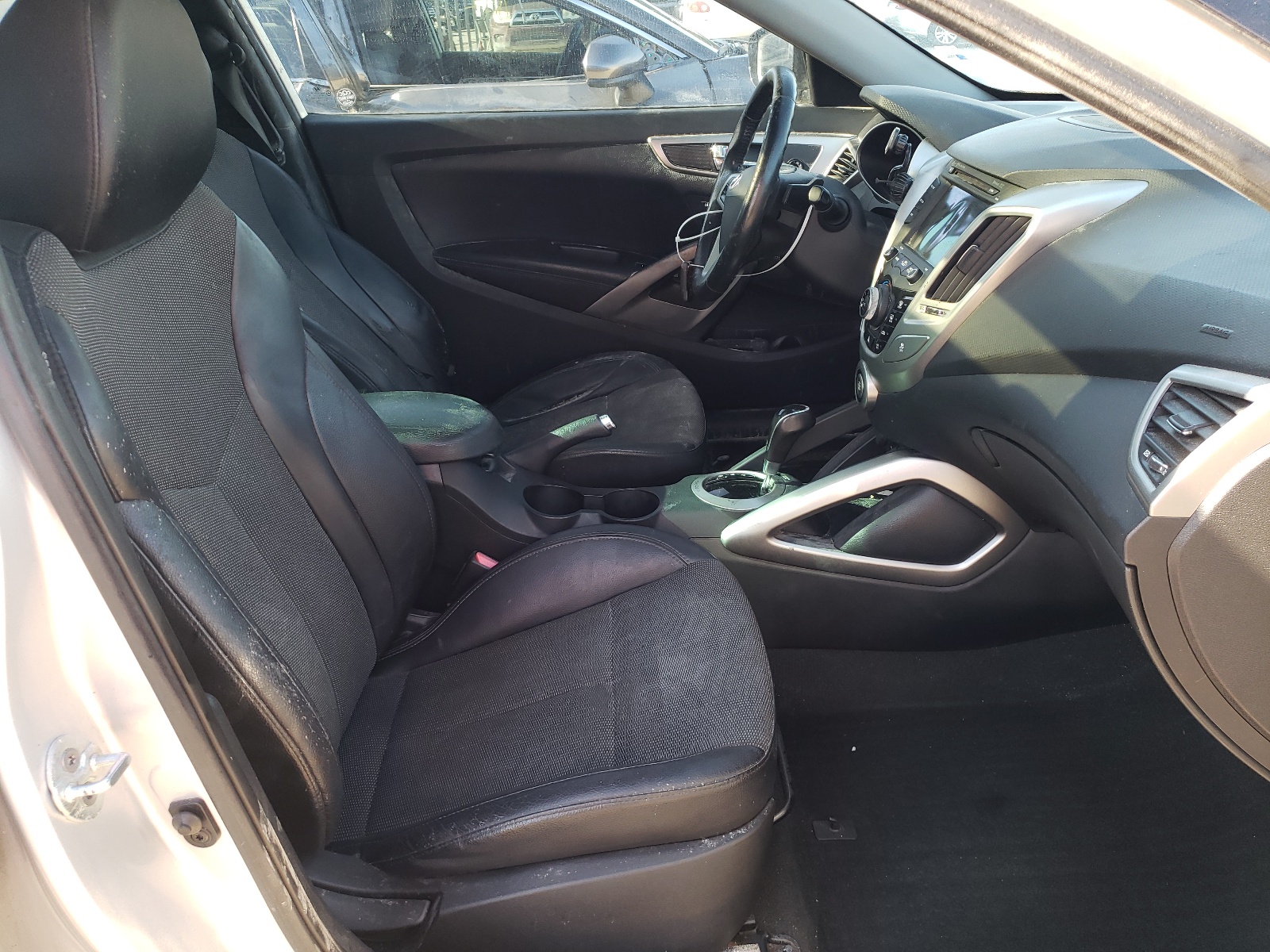 Photo 5 from auction – 2013 HYUNDAI VELOSTER with VIN KMHTC6AD1DU101471