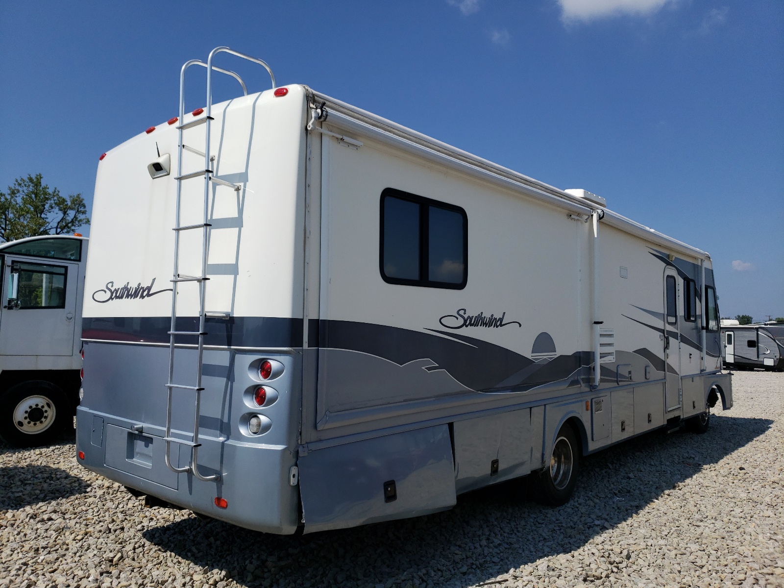 Photo 4 from auction – 2002 FLEETWOOD FLEETWOOD with VIN 1FCNF53S610A19426