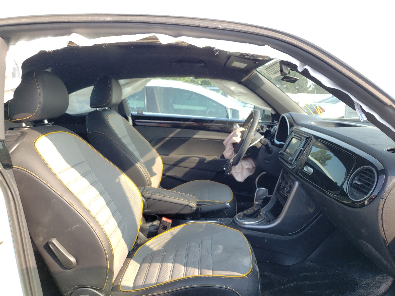 Photo 5 from auction – 2019 VOLKSWAGEN BEETLE DUN with VIN 3VWSD7AT4KM708361
