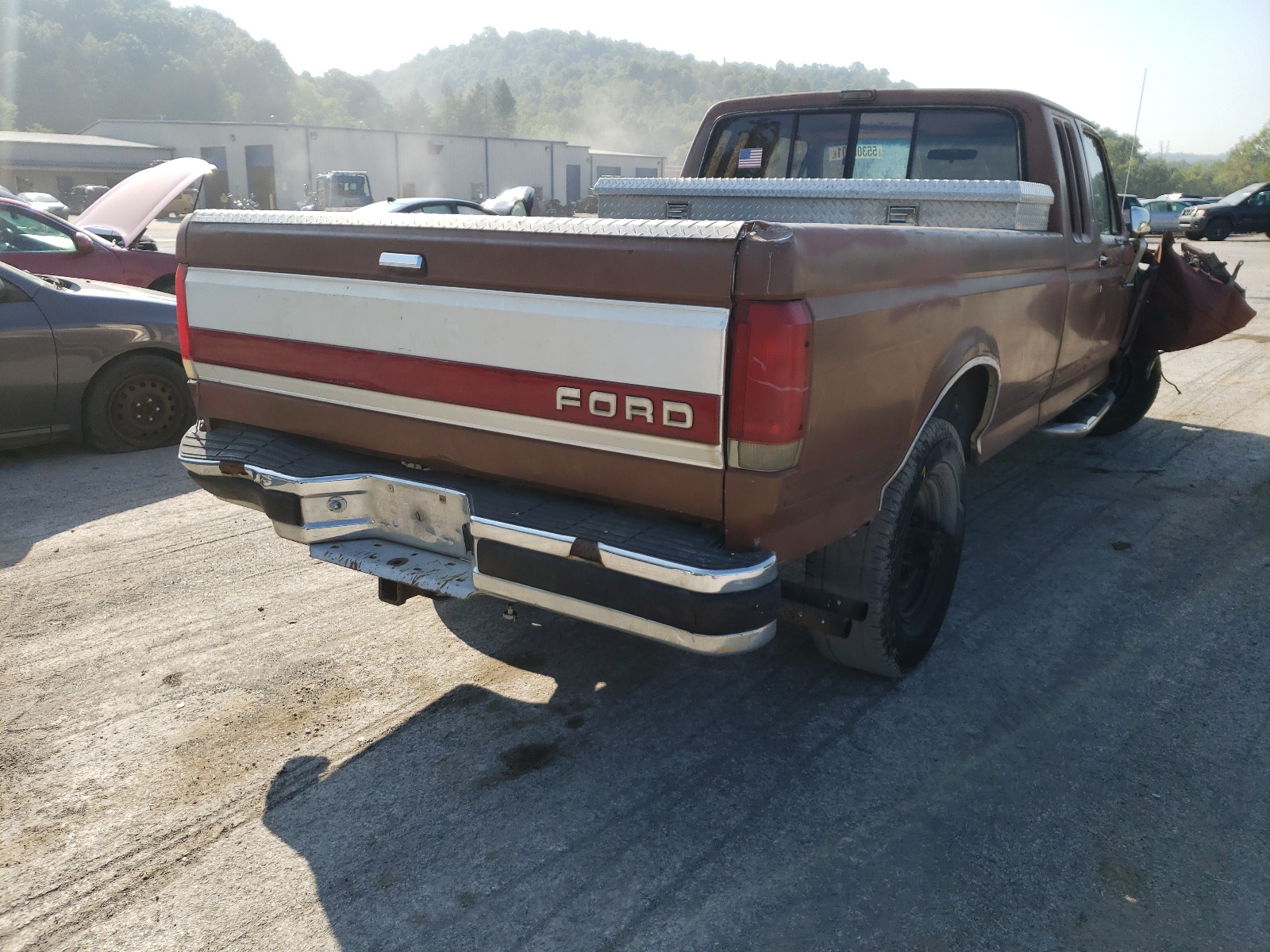 Photo 4 from auction – 1990 FORD F250 with VIN 1FTHX25G7LKB52155