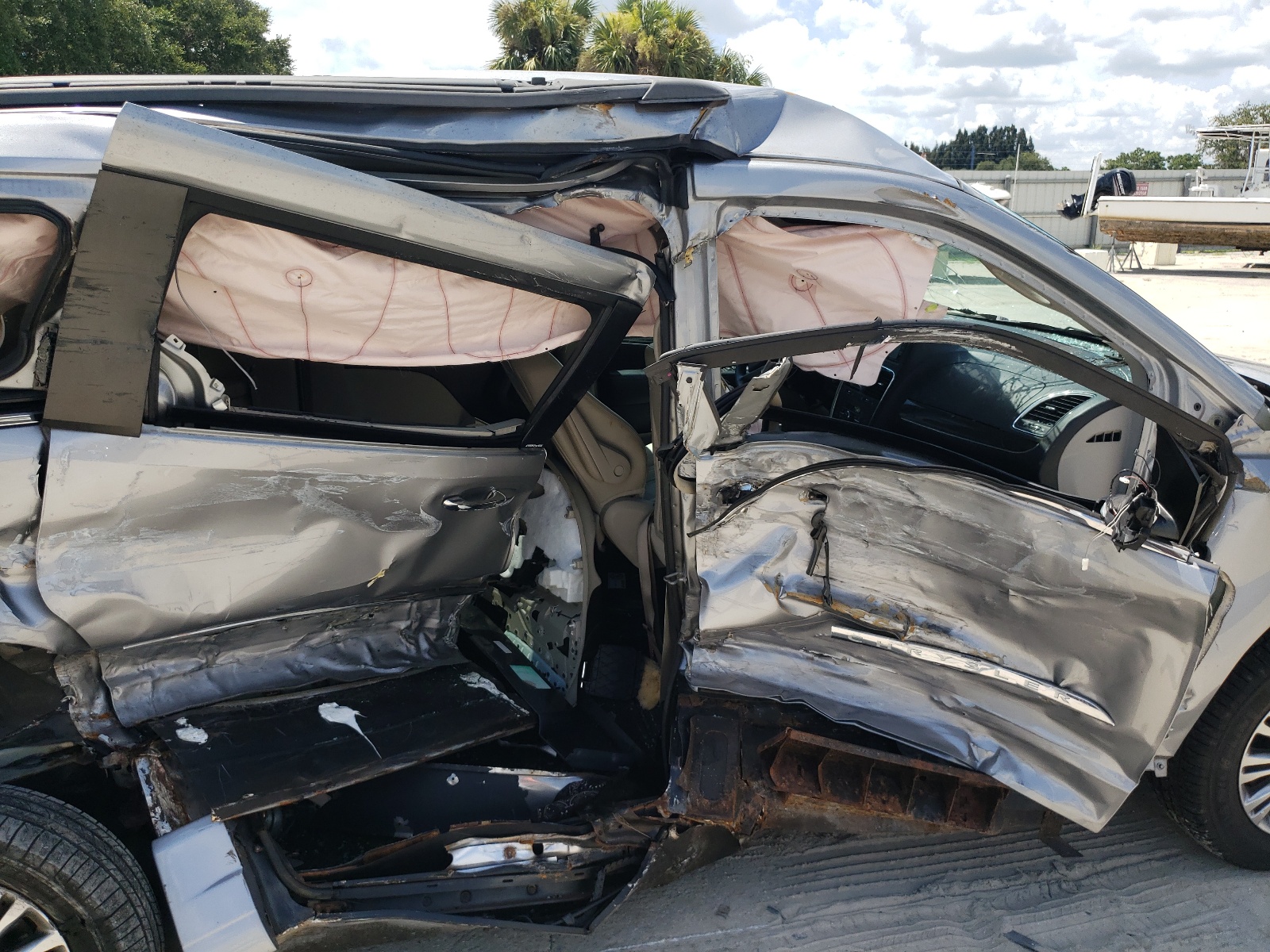 Photo 9 from auction – 2014 CHRYSLER TOWN & COU with VIN 2C4RC1CG7ER164775