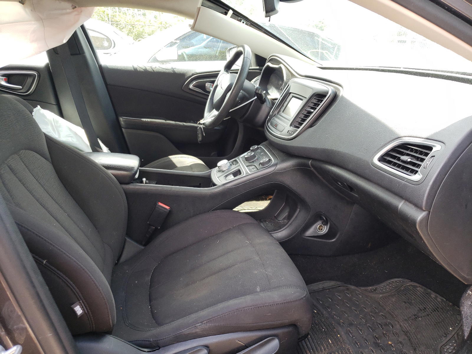Photo 5 from auction – 2015 CHRYSLER 200 LIMITE with VIN 1C3CCCAB6FN723020