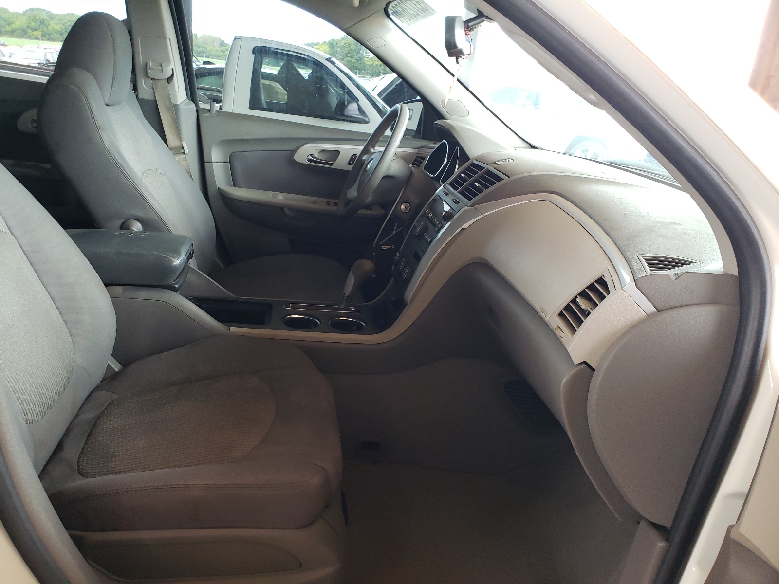 Photo 5 from auction – 2011 CHEVROLET TRAVERSE L with VIN 1GNKVEED0BJ264360