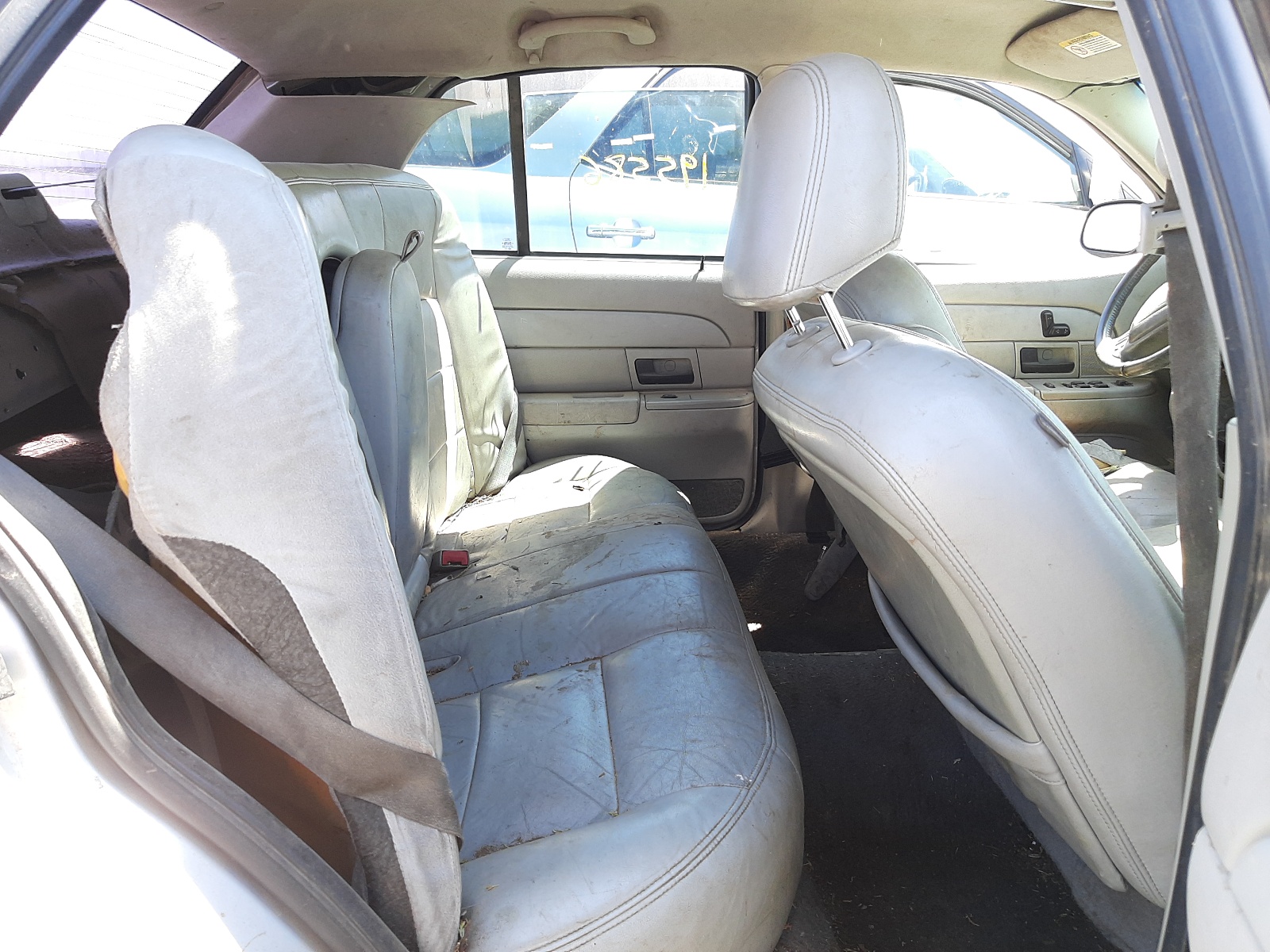 Photo 6 from auction – 2003 FORD CROWN VICT with VIN 2FAHP74W03X124495