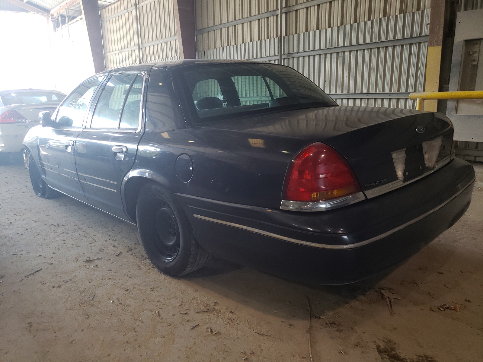 Photo 3 from auction – 1999 FORD CROWN VICT with VIN 2FAFP73W9XX154514