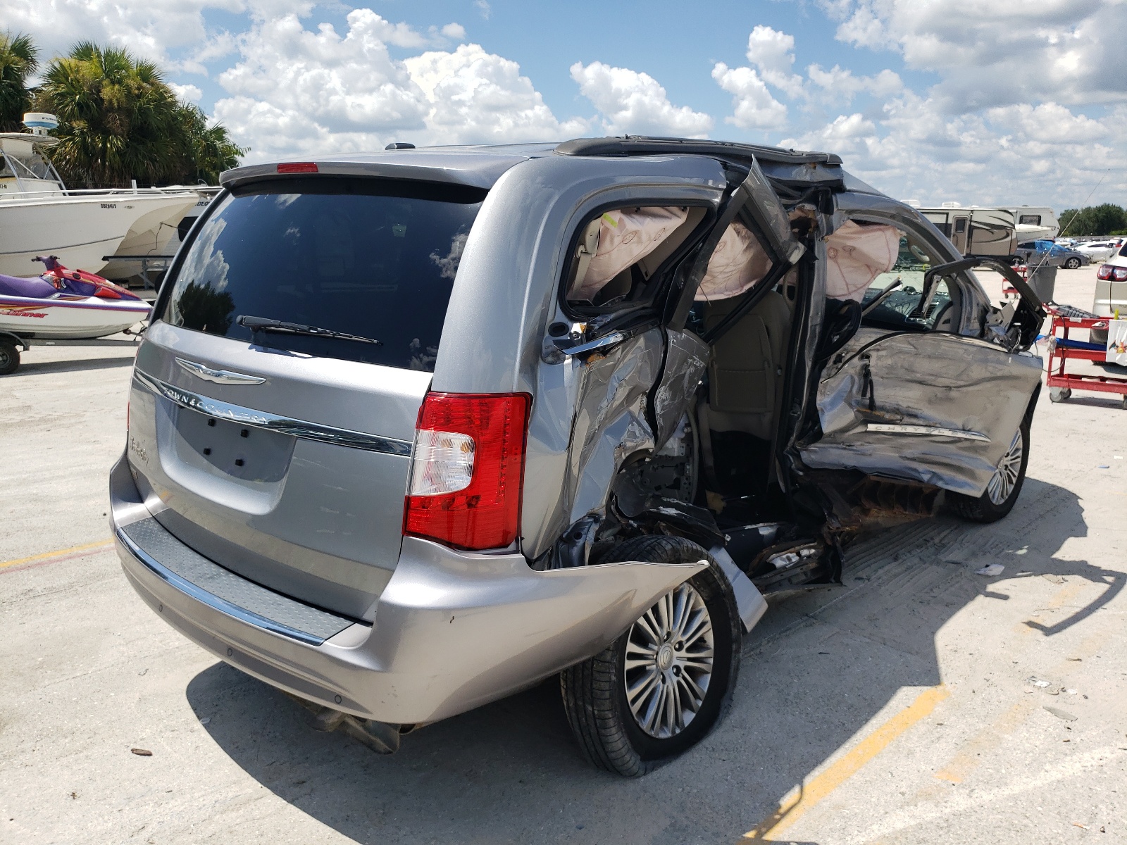 Photo 4 from auction – 2014 CHRYSLER TOWN & COU with VIN 2C4RC1CG7ER164775